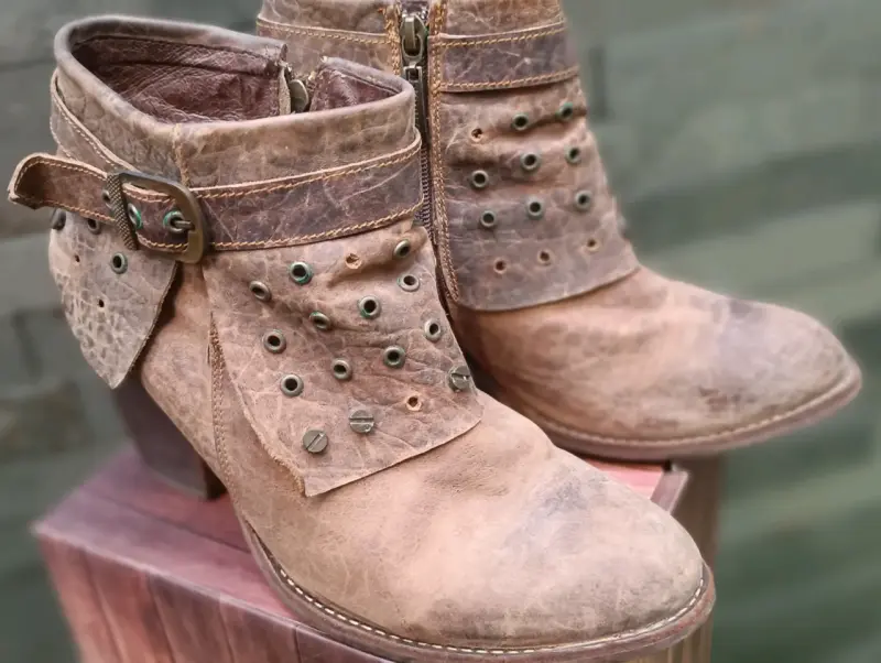 Botines de cuero marrón con hebilla y tachas - 2