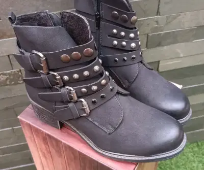 Botines negros con hebillas y tachas - miniatura 1
