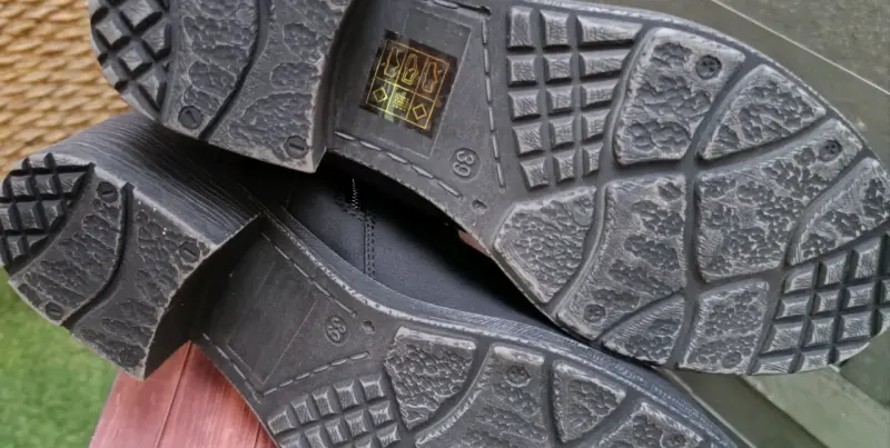 Botines negros con hebillas y tachas - 2