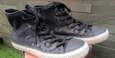 Zapatillas negras de lona estilo urbano - miniatura 1