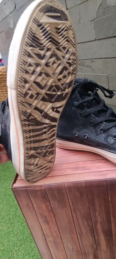Zapatillas negras de lona estilo urbano - miniatura 2