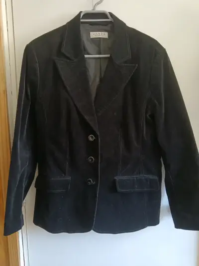 Variedad de abrigos y chaquetas - miniatura 1