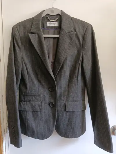 Variedad de abrigos y chaquetas - miniatura 2