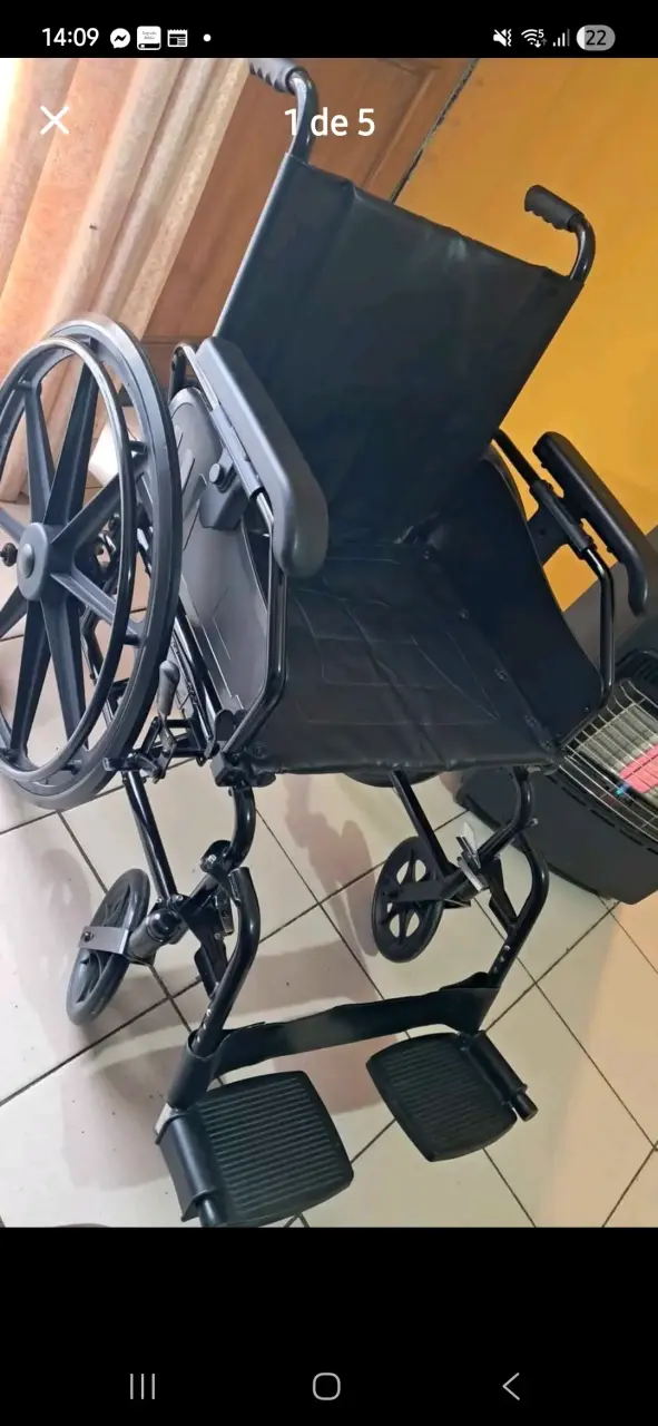 Silla de ruedas plegable negra nueva. - 1