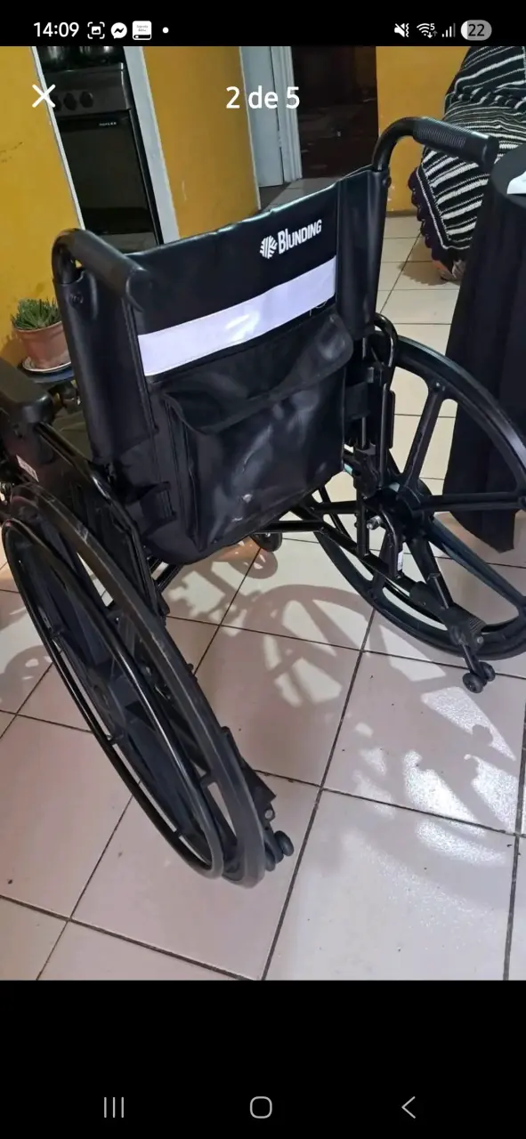 Silla de ruedas plegable negra nueva. - 2