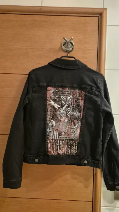 Chaqueta de mezclilla negra con diseño artístico - miniatura 3