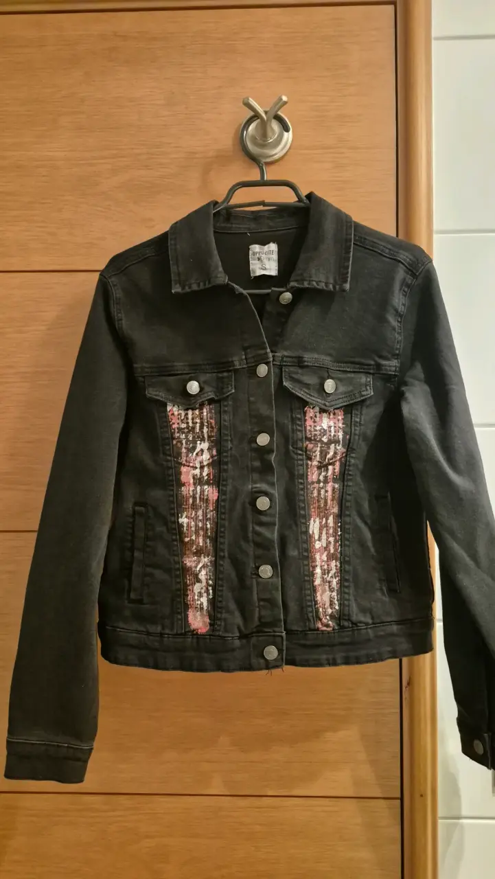 Chaqueta de mezclilla negra con diseño artístico - 6