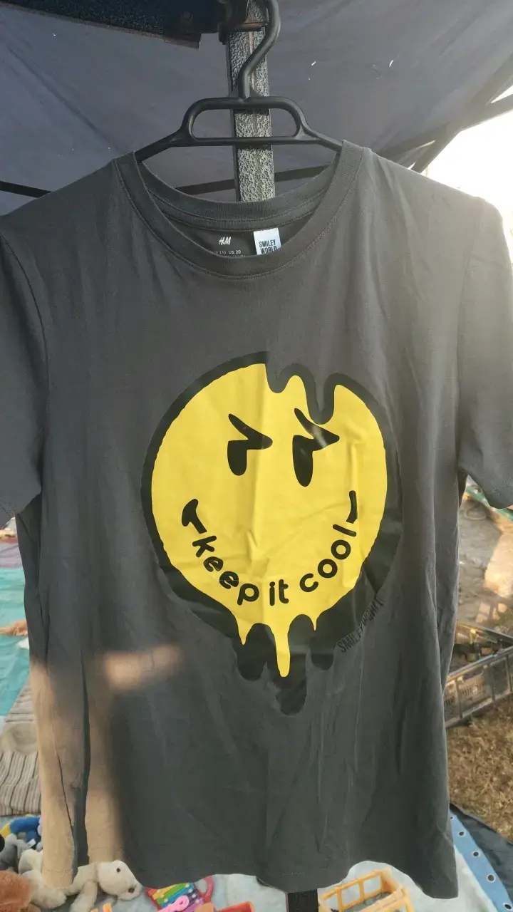 Polera H&M gris con diseño Smiley