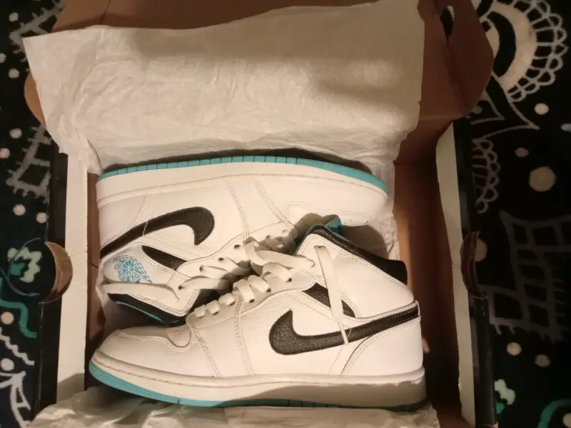 Zapatillas deportivas blancas con detalles negros - 1