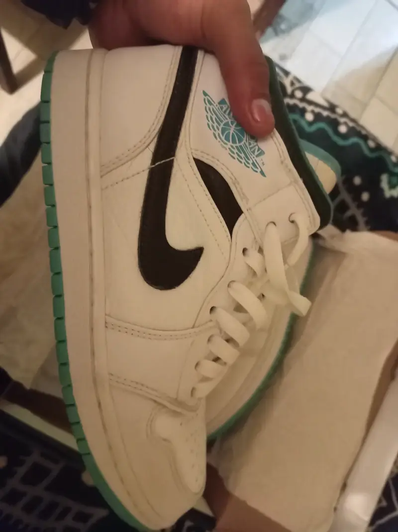 Zapatillas deportivas blancas con detalles negros - 2