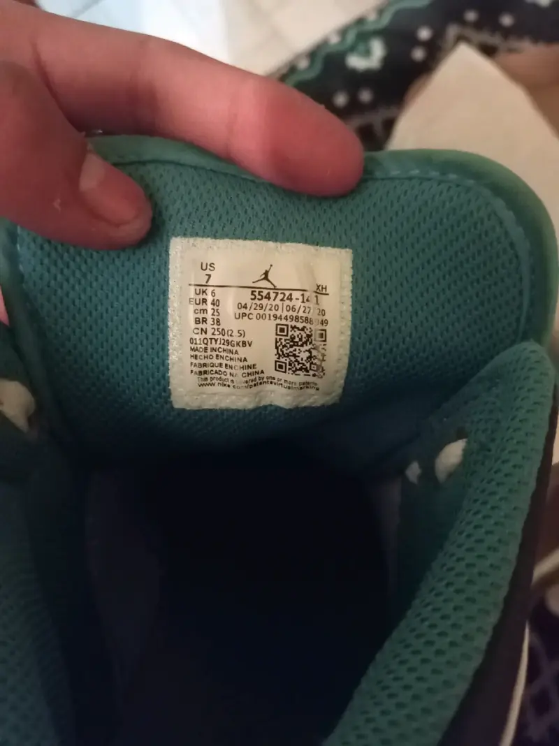 Zapatillas deportivas blancas con detalles negros - 4