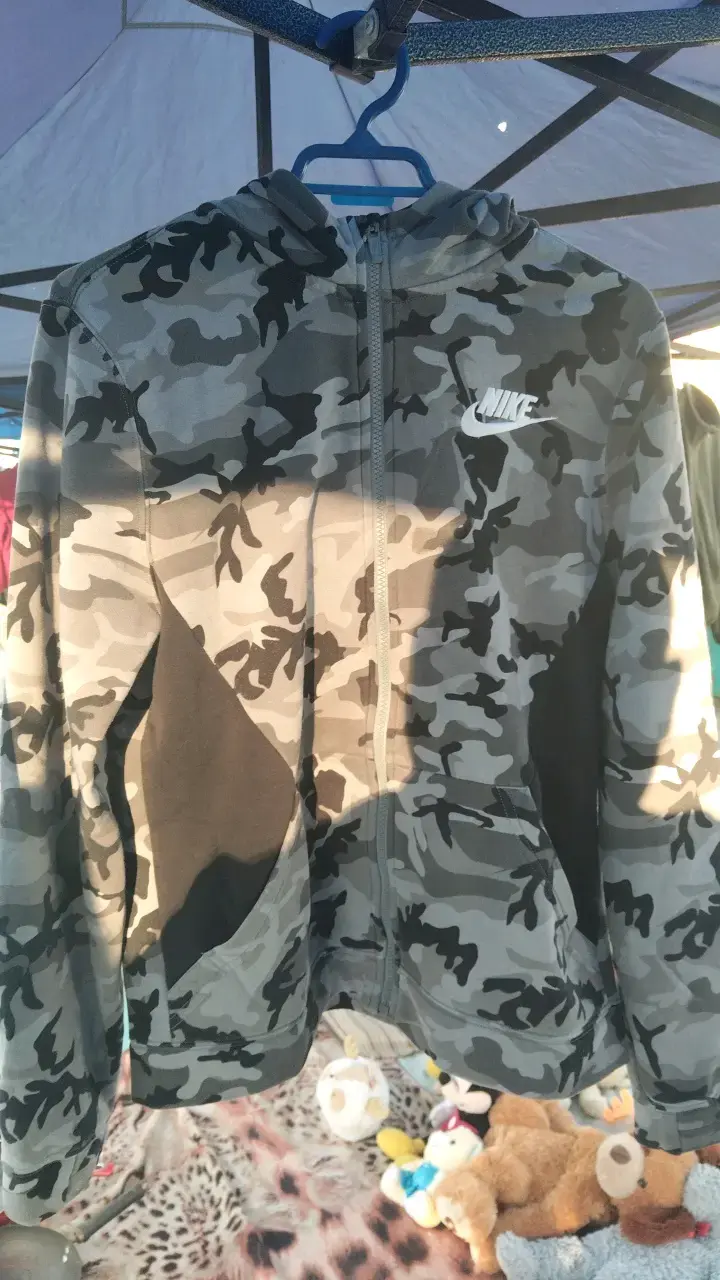 Polerón Nike camuflado con capucha