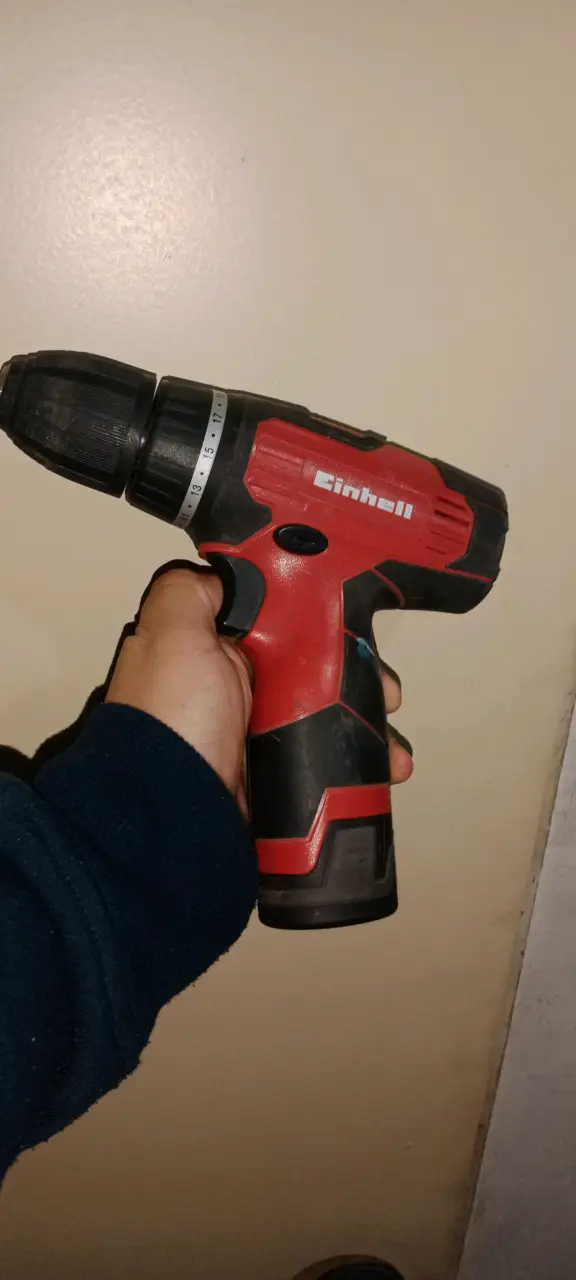 Taladro inalámbrico Einhell rojo y negro