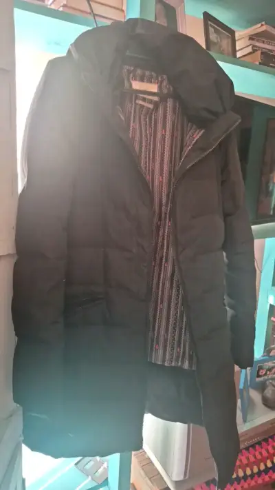 Abrigo largo negro acolchado para mujer - miniatura 1