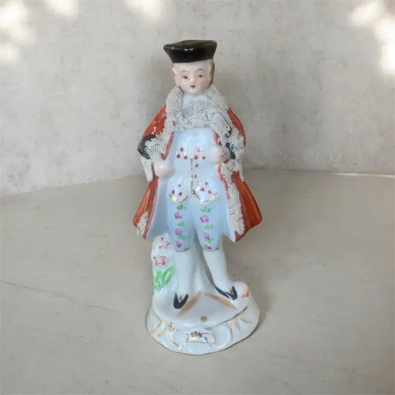 Figura de porcelana vintage con detalles pintados - 1