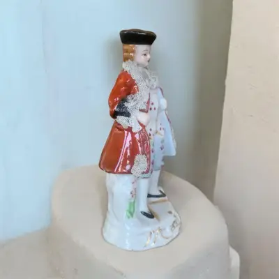 Figura de porcelana vintage con detalles pintados - miniatura 2