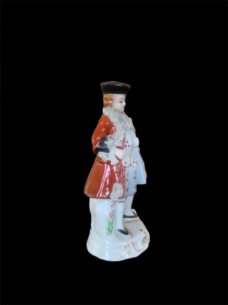 Figura de porcelana vintage con detalles pintados - 3