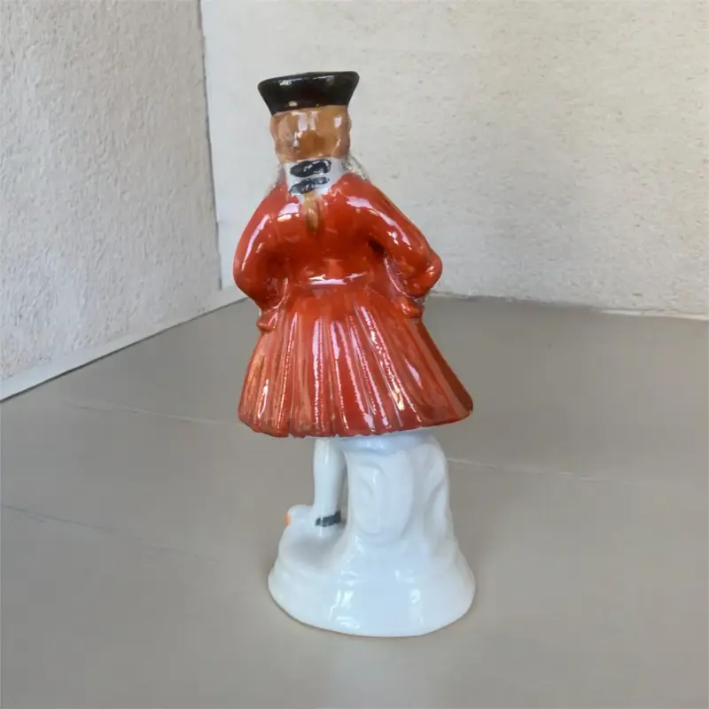 Figura de porcelana vintage con detalles pintados - 4