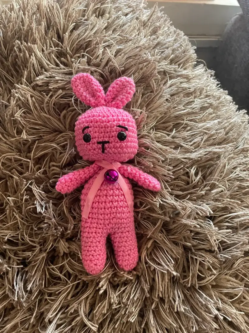 Conejo de crochet rosado hecho a mano - 2