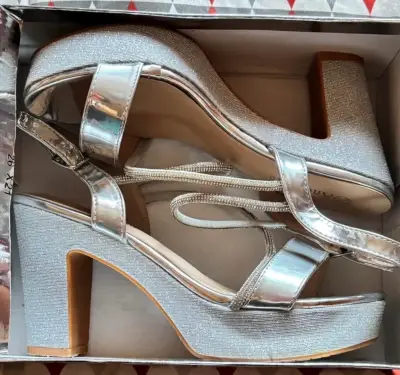 Zapato formal tacón alto plateadas brillantes - miniatura 1