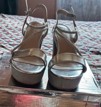 Zapato formal tacón alto plateadas brillantes - miniatura 2