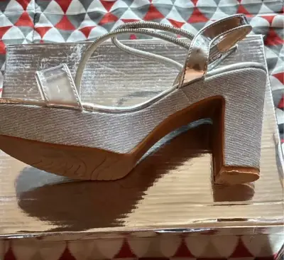 Zapato formal tacón alto plateadas brillantes - miniatura 3