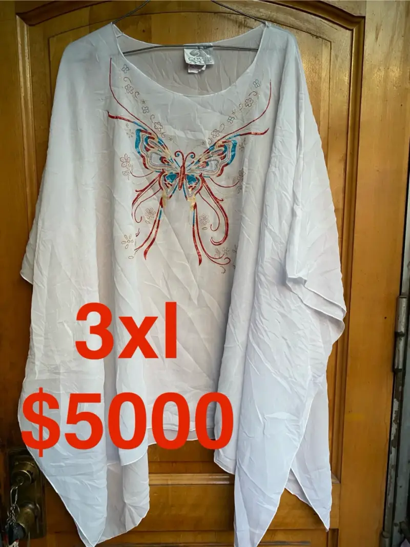 Blusa talla 3XL con diseño de mariposa - 1