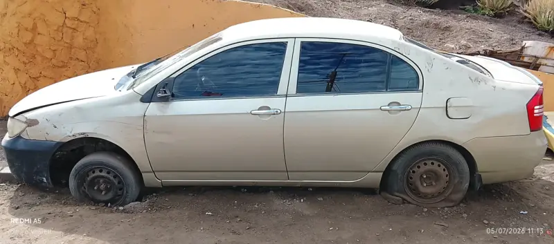 Auto sedán usado en estado regular