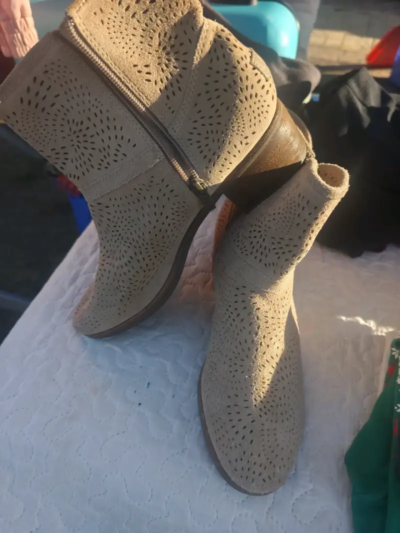 Botines de gamuza beige con diseño calado - 1