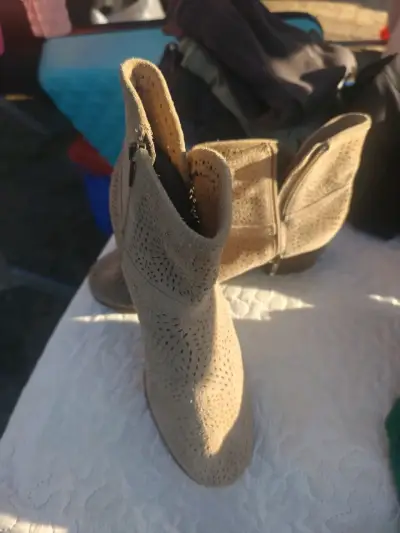 Botines de gamuza beige con diseño calado - miniatura 2
