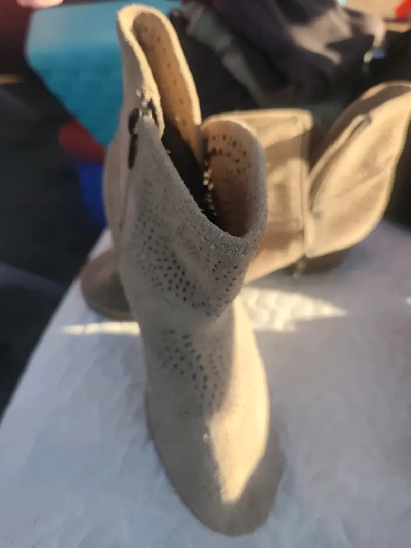 Botines de gamuza beige con diseño calado - 3