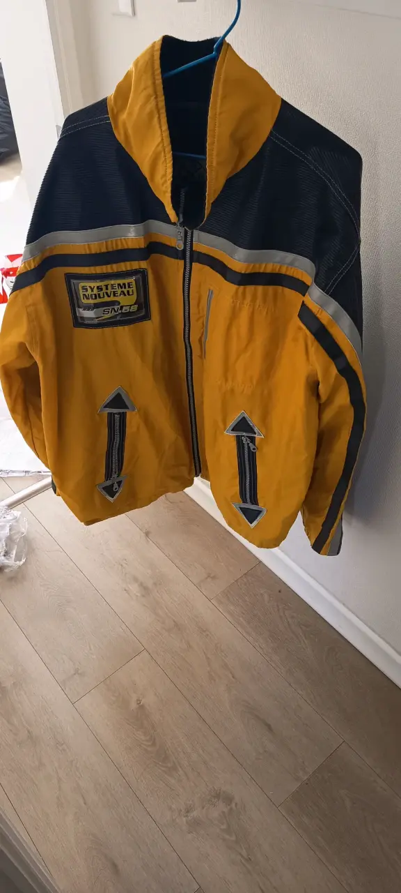 Chaqueta amarilla con detalles reflectantes