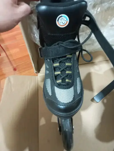Patines en línea negros con ajuste seguro - miniatura 1