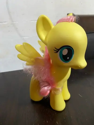 Figura de juguete pony amarillo con alas - miniatura 1