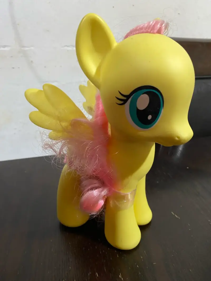 Figura de juguete pony amarillo con alas - 2
