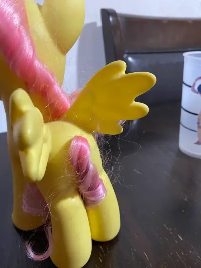 Figura de juguete pony amarillo con alas - miniatura 3