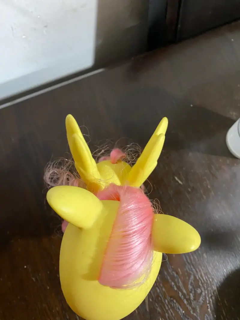 Figura de juguete pony amarillo con alas - 4