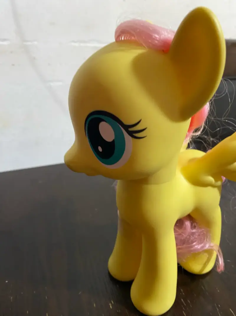 Figura de juguete pony amarillo con alas - 6