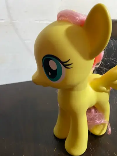 Figura de juguete pony amarillo con alas - miniatura 6