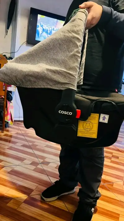 Silla de auto Cosco para bebé - miniatura 1