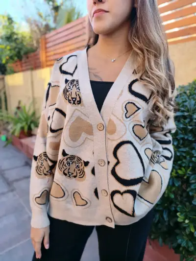 Chaleco beige con estampado de tigres y corazones - miniatura 1