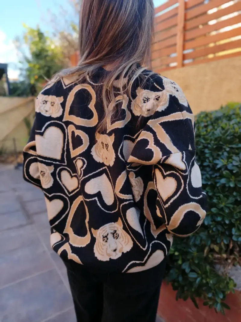 Chaleco beige con estampado de tigres y corazones - 3