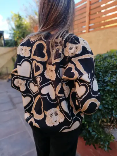 Chaleco beige con estampado de tigres y corazones - miniatura 3