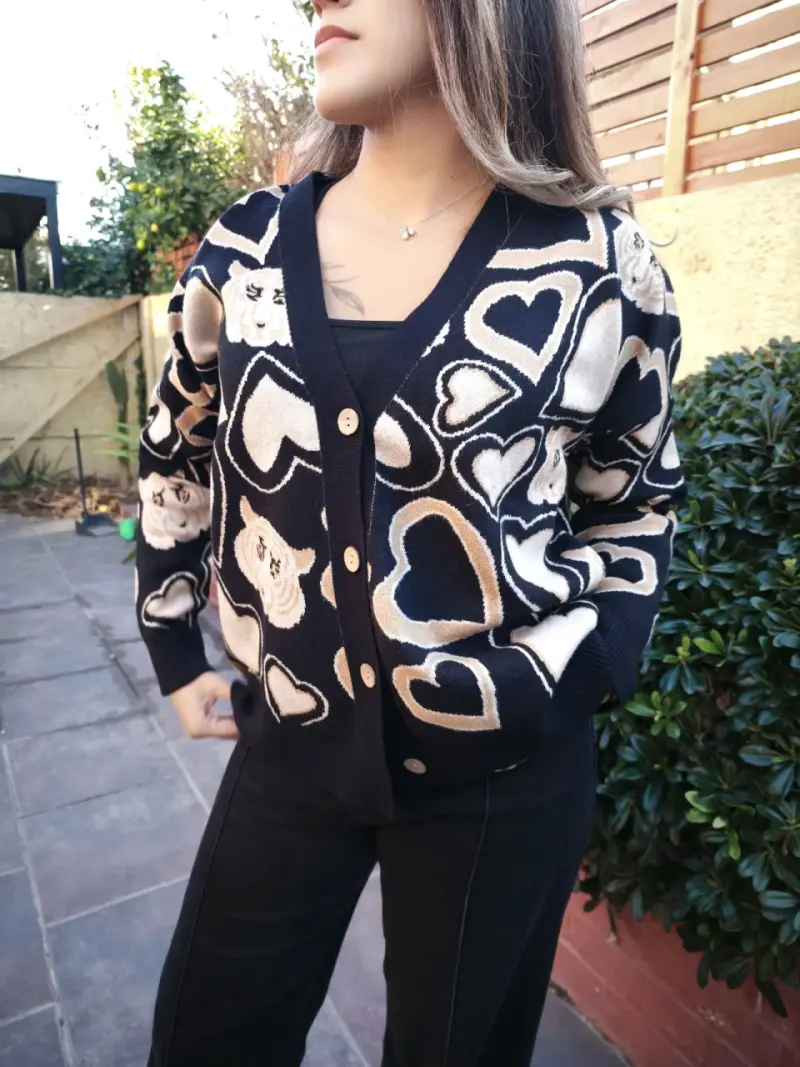 Chaleco beige con estampado de tigres y corazones - 4
