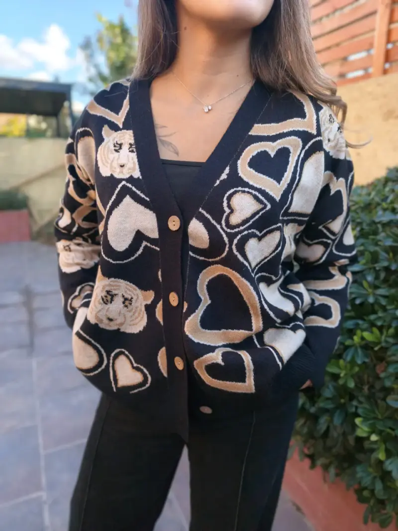 Chaleco beige con estampado de tigres y corazones - 5