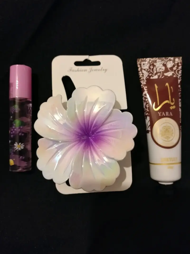 Set de pinza, brillo labial y crema floral - 1