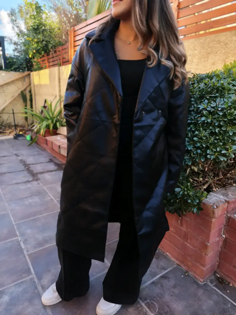 Abrigo largo negro acolchado para mujer - 1