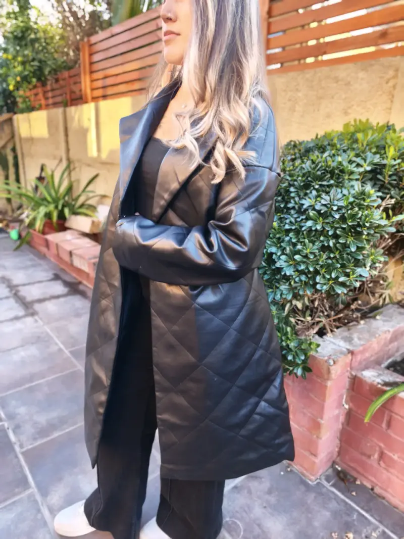 Abrigo largo negro acolchado para mujer - 3