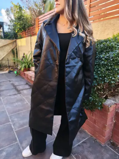 Abrigo largo negro acolchado para mujer - miniatura 5