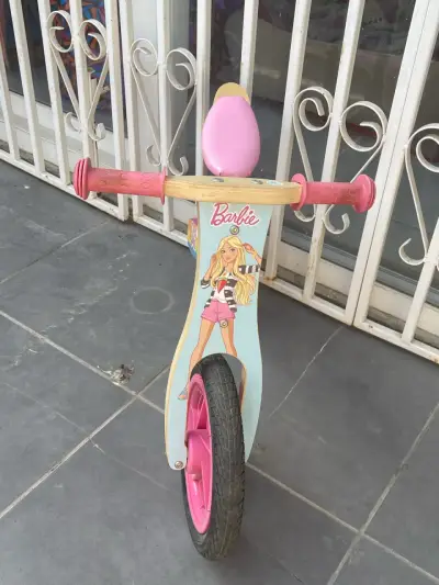 Bicicleta de equilibrio Barbie para niñas - miniatura 1